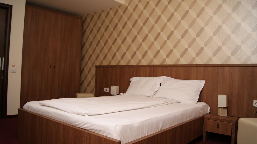 Hotel La Strada Ploiesti Room photo