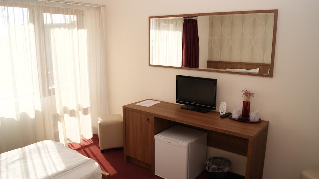 Hotel La Strada Ploiesti Room photo